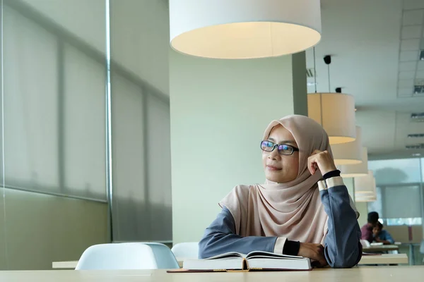 Uma Bela Jovem Hijab Pensando Enquanto Estudava Uma Biblioteca — Fotografia de Stock