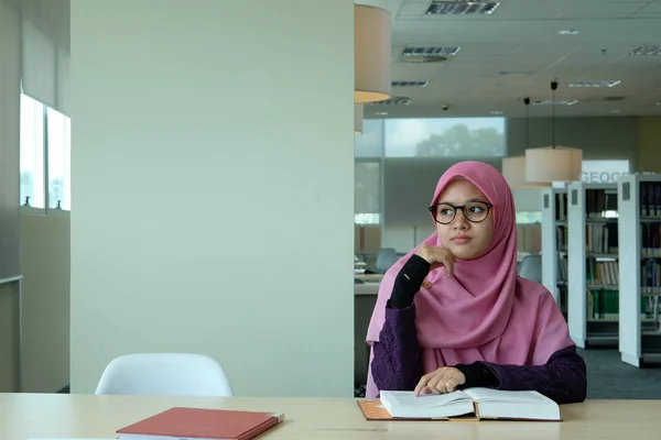 Una Hermosa Joven Hijab Pensando Mientras Estudia Una Biblioteca —  Fotos de Stock