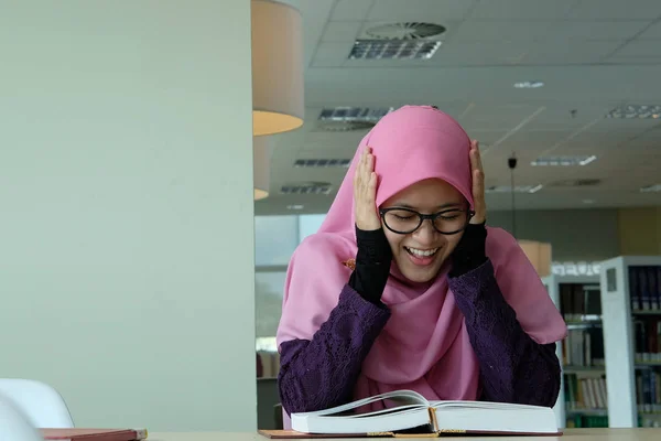 Una Hermosa Mujer Hijabi Joven Estresada Durante Estudio Una Biblioteca —  Fotos de Stock