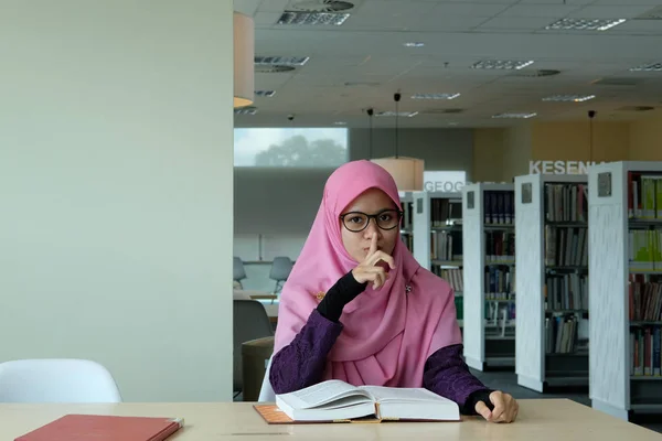 Lindas Jovens Hijab Mulheres Tomando Selfie Uma Biblioteca — Fotografia de Stock