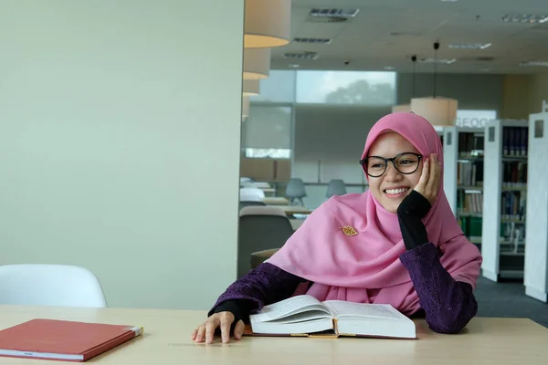 Uma Bela Alegre Jovem Mulher Sorrindo Uma Biblioteca — Fotografia de Stock