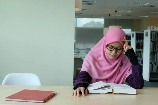 Uma Bela Jovem Hijab Pensando Enquanto Estudava Uma Biblioteca — Fotografia de Stock