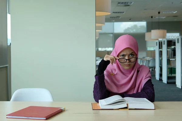 Una Bella Giovane Hijab Che Guarda Mentre Studia Una Biblioteca — Foto Stock