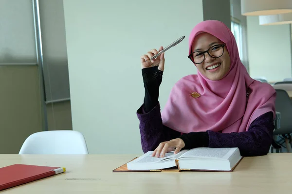 Lindas Jovens Hijab Mulheres Tomando Selfie Uma Biblioteca — Fotografia de Stock