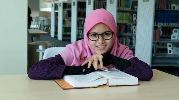 Красивая Молодая Женщина Хиджабе Читает Книгу Библиотеке — стоковое фото