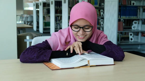 Uma Bela Jovem Hijab Lendo Livro Uma Biblioteca — Fotografia de Stock