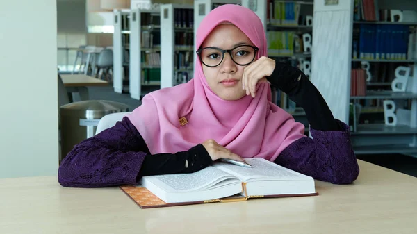 Uma Bela Jovem Hijab Grumando Durante Seu Estudo Dentro Uma — Fotografia de Stock