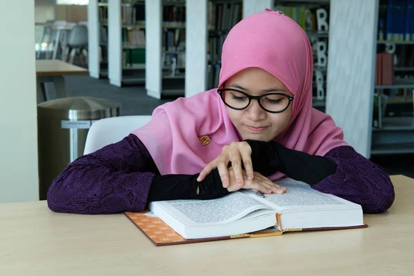 Uma Bela Jovem Hijab Lendo Livro Uma Biblioteca — Fotografia de Stock
