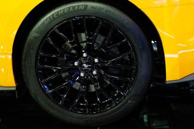 Kuala Lumpur, Malezya - 27 Kasım 2018: Yepyeni popüler kaslı sarı Ford Mustang 'in arka lastik görüntüsü Kuala Lumpur Uluslararası Otomobil Fuarı' nda yeni tasarımı sergilenmektedir (K).