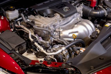 Kuala Lumpur, Malezya - 27 Kasım 2018: Yeni popüler Toyota Camry Hybrid arabasının motoru Kuala Lumpur Uluslararası Otomobil Fuarı 'nda sergilenecek.).