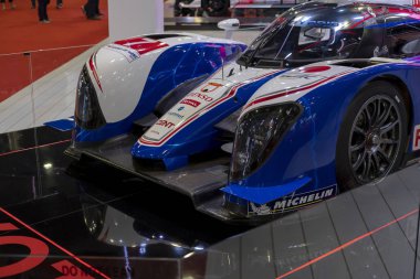 Kuala Lumpur, Malezya - 27 Kasım 2018: Kuala Lumpur Uluslararası Motor Fuarı 'nda yeni tasarımı sergilenen yepyeni popüler Toyota Yarış Arabasının ön görünümü).