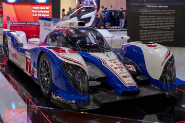 Kuala Lumpur, Malezya - 27 Kasım 2018: Kuala Lumpur Uluslararası Motor Fuarı 'nda yeni tasarımı sergilenen yepyeni popüler Toyota Yarış Arabasının ön görünümü).