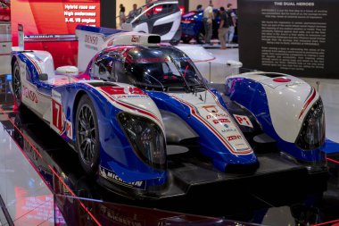 Kuala Lumpur, Malezya - 27 Kasım 2018: Kuala Lumpur Uluslararası Motor Fuarı 'nda yeni tasarımı sergilenen yepyeni popüler Toyota Yarış Arabasının ön görünümü).