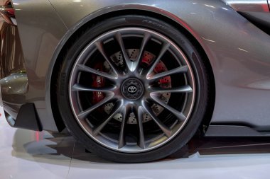 Kuala Lumpur, Malezya - 27 Kasım 2018: Yeni popüler Toyota Ft-1 konsept araba tasarımının ön tekerlek görünümü Kuala Lumpur Uluslararası Motor Fuarı 'nda (K).