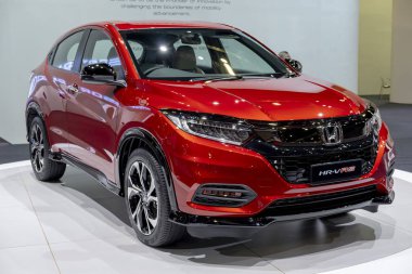 Kuala Lumpur, Malezya - 27 Kasım 2018: Kuala Lumpur Uluslararası Otomobil Fuarı 'nda gösterilen yepyeni popüler Honda Hr-V Rs araba tasarımının ön görünümü).