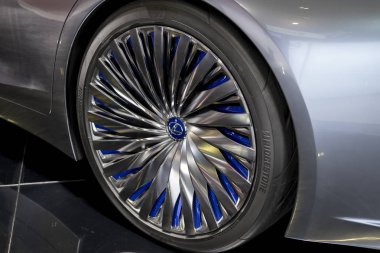 Kuala Lumpur, Malezya - 27 Kasım 2018: Lastik görünümünü Kuala Lumpur Uluslararası Otomobil Fuarı'nda (Klims görüntülenen yeni popüler yeni Lexus Ls + konsept araba tasarımı).