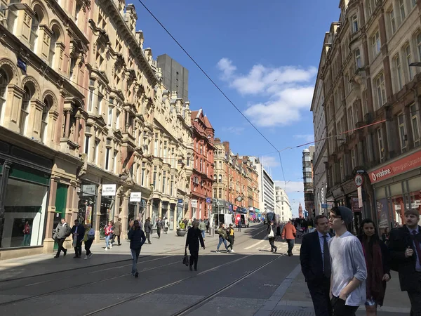 Birmingham, Verenigd Koninkrijk - 11 april 2019: The city view of tram rail in Birmingham City Center, Verenigd Koninkrijk. Tram is een van het vervoer beschikbaar in West Midlands. — Stockfoto