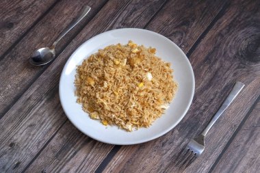 Porselen tabağın üzerinde geleneksel Malezya pilavı.