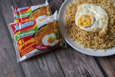 Paris, Fransa - 24 Nisan 2019: Indomie Fried Noodle 24 Nisan 2019 'da Paris' te tahta bir masanın üstünde. Indomie, Endonezyalı bir firma olan Indofood tarafından üretilen bir hazır eriştedir..