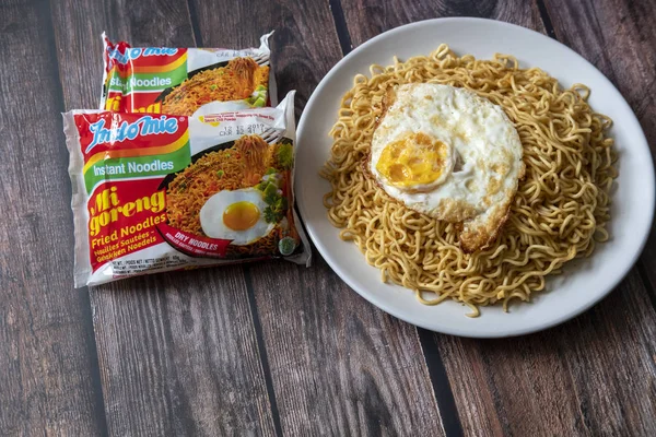 Paříž, Francie - 24. dubna2019: Indomie Smažené nudle na dřevěném stole v Paříži, 24. dubna2019. Indomie je značka instantní nudle vyrobené indonéské společnosti; známý jako Indofood. — Stock fotografie