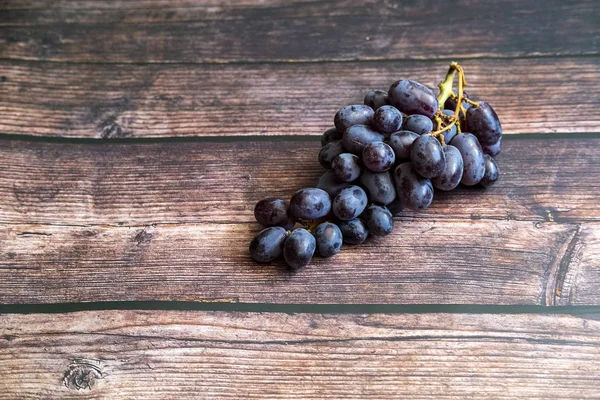 Kernlose rote Trauben auf Holztisch. — Stockfoto