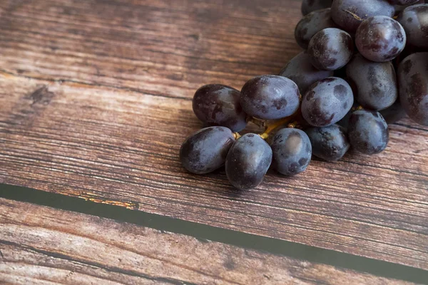 Kernlose rote Trauben auf Holztisch. — Stockfoto