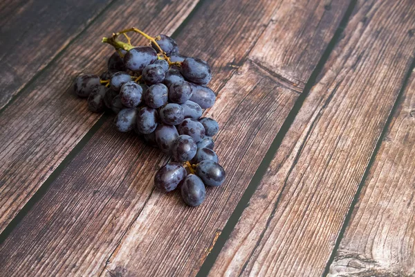 Червоний виноград без насіння на дерев'яному столі . — стокове фото