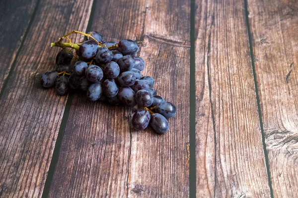 Uva roja sin semillas encima de la mesa de madera . —  Fotos de Stock