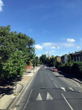 Londra, Birleşik Krallık - 27 Mayıs 2019: Büyük Londra şehrinin içinde güzel bir cadde. Londra dünyanın en ünlü şehirlerinden biridir..