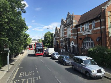Londra, Birleşik Krallık - 27 Mayıs 2019: Yazın açık bir günde Londra 'daki meşhur kırmızı çift katlı otobüs operasyonu. Çifte güverte öncelikli olarak Londra 'daki banliyö ulaşımlarından biridir..