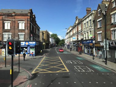 Londra, Birleşik Krallık - 27 Mayıs 2019: Büyük Londra şehrinin içinde güzel bir cadde. Londra dünyanın en ünlü şehirlerinden biridir..