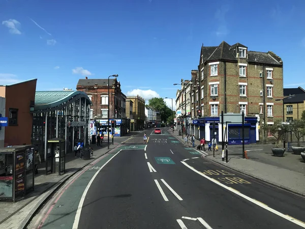 Londra, Birleşik Krallık - 27 Mayıs 2019: Büyük Londra şehrinin içinde güzel bir cadde. Londra dünyanın en ünlü şehirlerinden biridir..