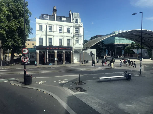 Londen, Verenigd Koninkrijk - 27 mei 2019: Een mooie straat in de enorme Londense stad. Londen is een van de beroemdste steden ter wereld. — Stockfoto