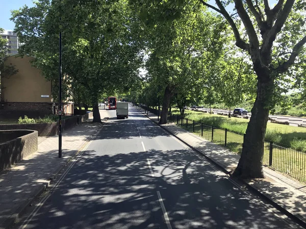 LONDRES, REINO UNIDO - 27 DE MAYO DE 2019: Una hermosa calle dentro de la enorme ciudad de Londres. Londres es una de las ciudades más famosas del mundo . — Foto de Stock