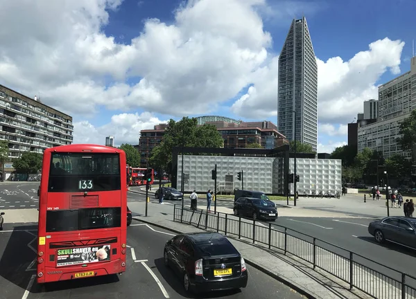 लंदन, यूनाइटेड किंगडम 27 मई, 2019: गर्मियों के दौरान स्पष्ट दिन में लंदन में प्रसिद्ध लाल डबल डेकर बस ऑपरेशन। डबल डेकर मुख्य रूप से लंदन में यात्री परिवहन के लिए एक हैं . — स्टॉक फ़ोटो, इमेज
