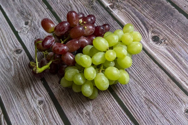 Rote und gelbe kernlose Trauben auf dem Holztisch bereit zum Servieren. — Stockfoto