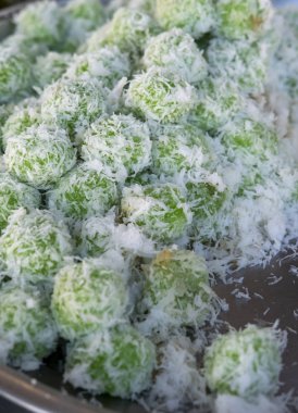 Lokantada çok renkli ve aromalı geleneksel Malay yemekleri.