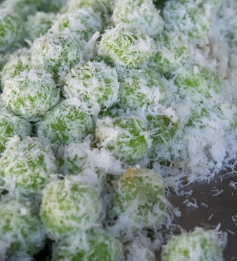 Lokantada çok renkli ve aromalı geleneksel Malay yemekleri.