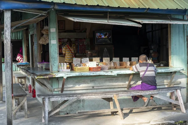 Kota Bharu, Malajzia - 2019. január 21.: Hagyományos és vintage maláj kávézó késő reggel. A kávézó sok hagyományos maláj konyhát árul.. — Stock Fotó