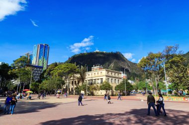 Bogota, Kolombiya - 21 Nisan: Tanımlanamayan insanlar yürümek-den geçerek üzerinde 21 Nisan 2016 Parque de Los Periodistas Bogota, Kolombiya.