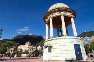 Bogota, Kolombiya - 21 Nisan: Tanımlanamayan insanlar yürümek-den geçerek üzerinde 21 Nisan 2016 Parque de Los Periodistas Bogota, Kolombiya.