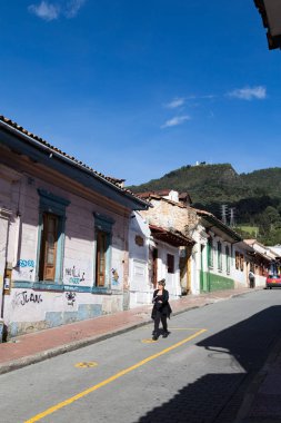 Bogota, Kolombiya - 21 Nisan: Bogota, Kolombiya üzerinde 21 Nisan 2016 candelaria mahallede sokaklarında aşağı bir tanımlanamayan yürür. 