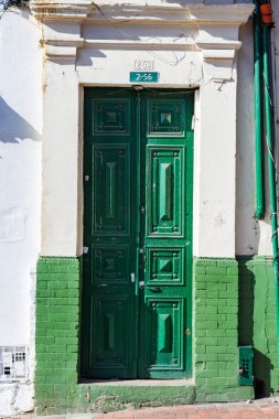 Tipik kapı Candelaria mahalle Bogota, Kolombiya.