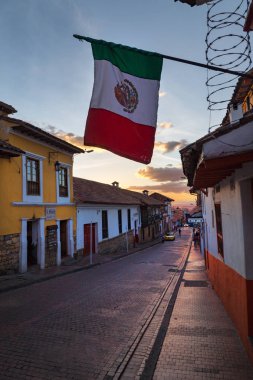 Bogota, Kolombiya Candelaria mahalle cobbelstone sokak üzerinde Meksika bayrağı uçar.