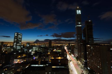 Bogota, Kolombiya mavi saat sırasında yapım aşamasında Bd Bacata binaların uzun pozlama. 