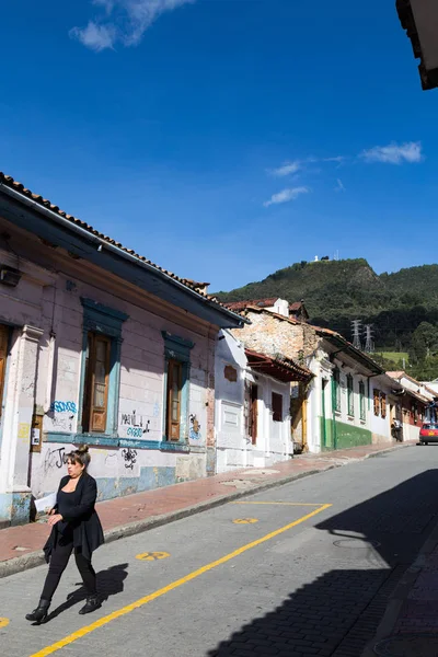 Bogota Colombia Abril Una Mujer Identificada Camina Por Calle Del —  Fotos de Stock