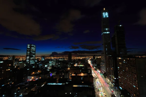 Uzun pozlama Bd Bacata binaların yapım aşamasında Bogota, Kolombiya. 