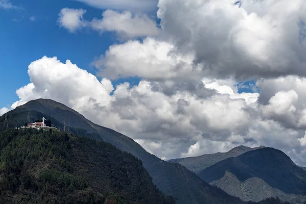 Cerro de Guadalupe dağlarda yukarıda Bogota, Kolombiya. 