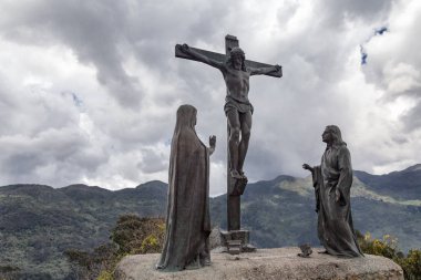 Bogota, Kolombiya Monserrate üzerinde arka planda dağlar Jesus heykeli.