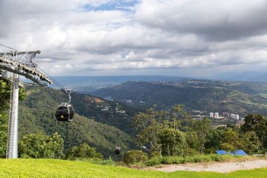 Floridablanca, Kolombiya - 3 Mayıs: Görünüm, Floridablanca Floridablanca, Kolombiya ön planda kablo arabalı üzerinde 3 Mayıs 2016.